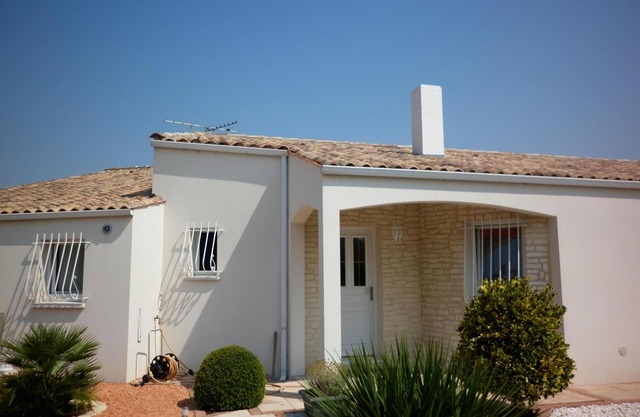 Nice bright house, quiet, nice garden, private parking, 4 pers max.