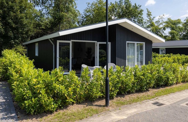 Nice chalet on the edge of the forest in a holiday park in the Brabant Kempen