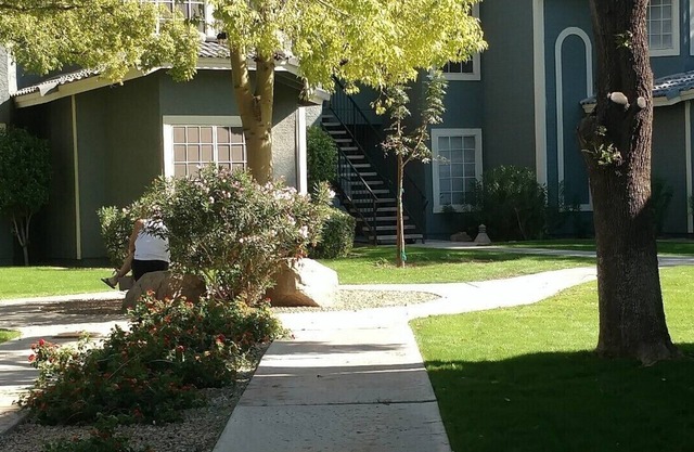 Nice, comfortable, quiet, ground floor condo. UNIT #123 on Kyrene Rd.