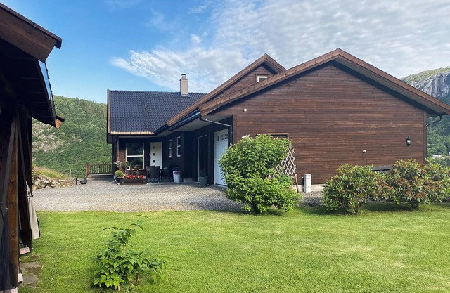 Nice home in Farsund with kitchen