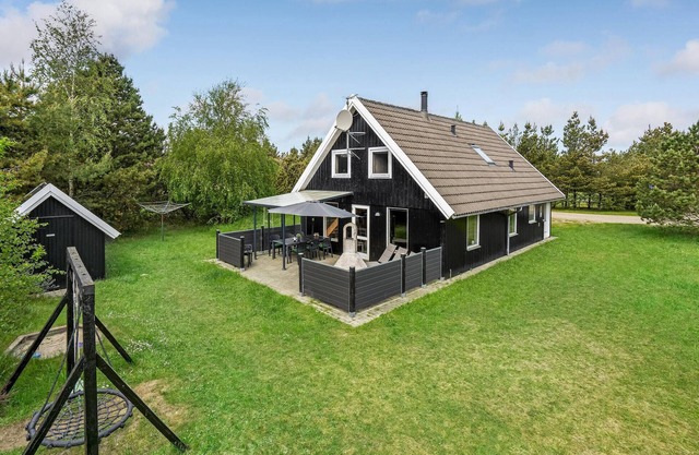 Nice home in Rømø with sauna
