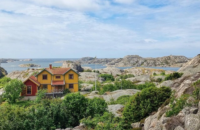 Nice home in Tjörn with sauna