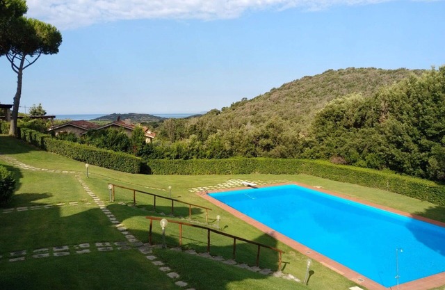 Nice apartment for 6 guests with pool, WIFI, TV, terrace and pets allowed