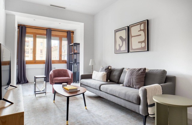 Nice La Dreta de l'Eixample 2BR, by Blueground