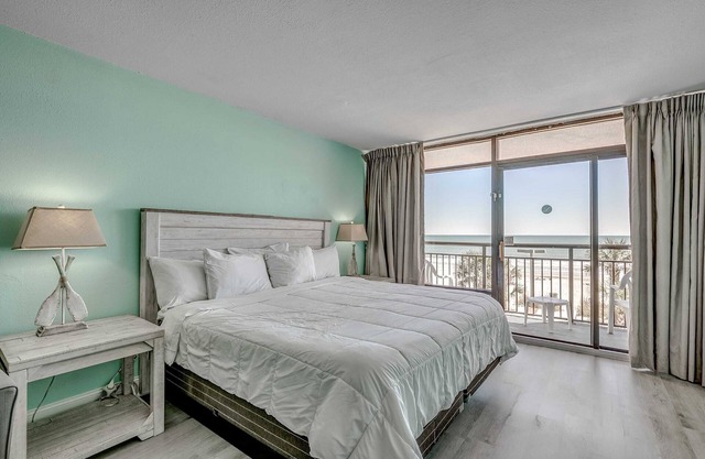 Nice Landmark Resort Direct Oceanfront Low Floor!