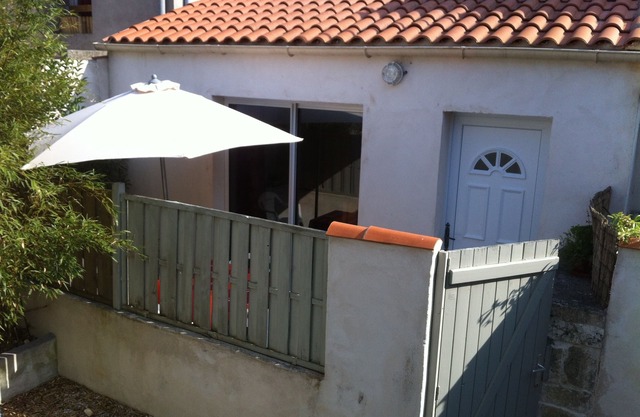 Nice little house 2 to 4 p sunny terrace with parking
