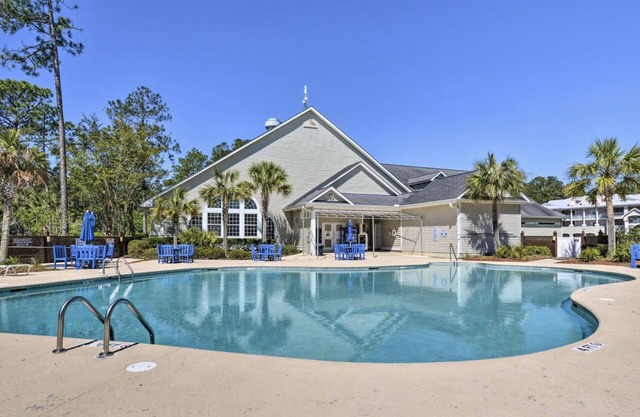 Nice room with mini kitchen in prestigious Brunswick Plantation Golf.