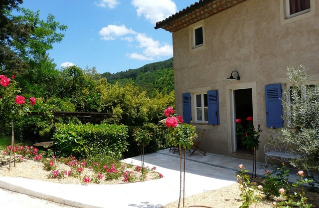 Nice semi-detached house, 19th-century Provencal farmhouse, aviable weekly !