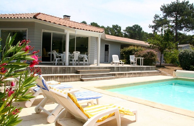 Nice spacious terrace and pool area, lovely well-kept house, relaxing views