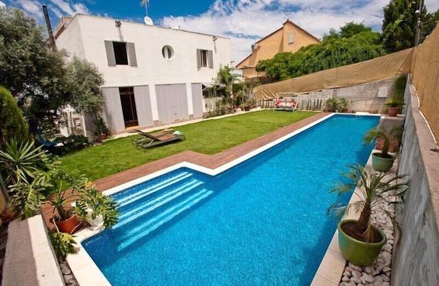 Nice studio with pool (16 * 3m salt water/no chlorine), Wifi and garden
