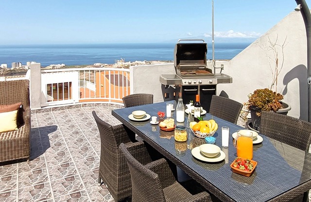 Nice vacation home with sunny roof terrace and balcony in Adeje.
