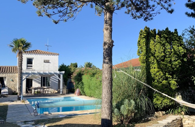 Nice villa in la Bree les bains for 8 people with swimming pool, 300 m from the beach