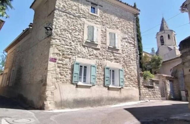 Nice village house, ideally situated to discover Provence
