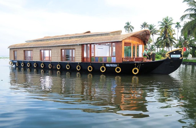 Niche Stays Luxury Houseboats