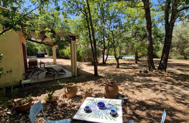 Nid ressourçant foret avec piscine tennis pétanque privatifs