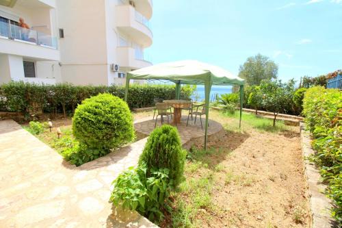 Nikol Apartments