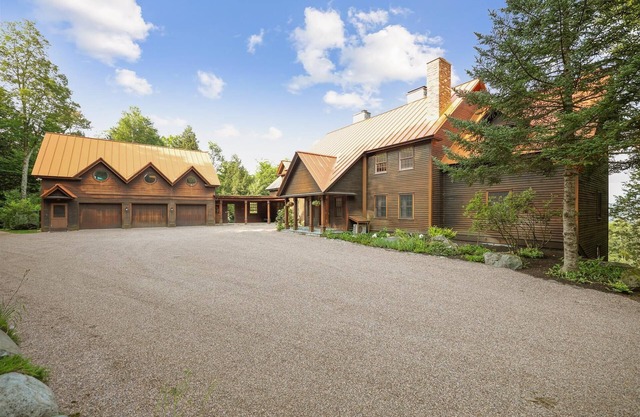Nine Hearths Estate: 6 br, fireplaces, a/c, hot tub, pond, garage!