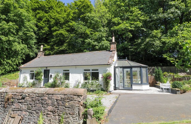 NITHBANK COTTAGE, pet friendly, with open fire in Thornhill