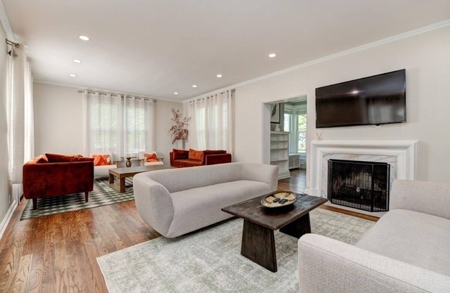 NJ Suburban Retreat - Direct train to NYC - Train station half a mile walk!
