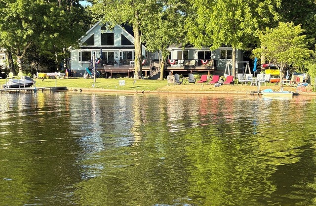 nLarge Picturesque Lakehouse~Pet Friendly+Beach+Hot Tub+Game Rm+Tiki Hut+Gym=FUN