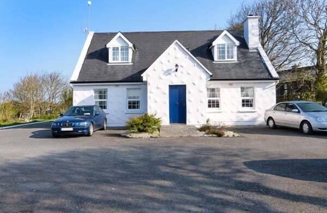 NO.1 APT, BRANDY HARBOUR COTTAGE in Ballinderreen, County Galway