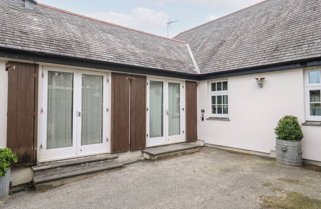 NO 3 THE HINGES, pet friendly, country holiday cottage in Crantock