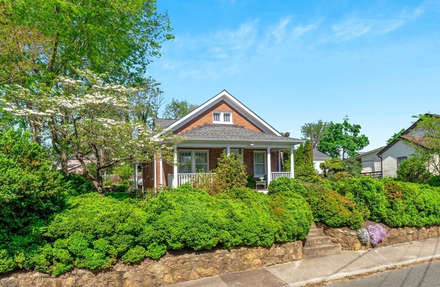 NO CLEANING FEE, Off Street Parking, walk to restaurants, breweries, shops