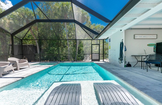 🐬NO DAMAGES, ACCEPTING BOOKINGS, New Private Heated Pool and Hot Tub🐬