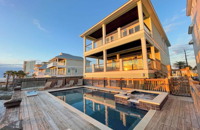 "No Rain" Beachfront, Private Pool & Outdoor Game Area