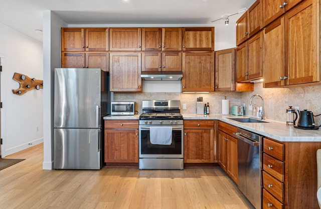 No Stairs-Bright NoBo ground floor condo in walkable Holiday neighborhood