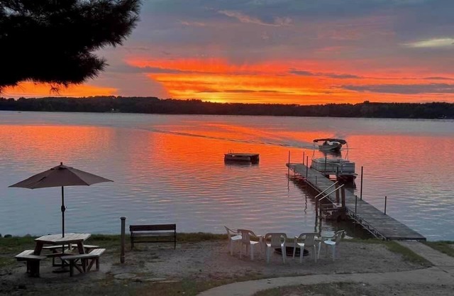 No steps to the lake/sandy beach/free nite w/wknd offseason/amazing sunsets