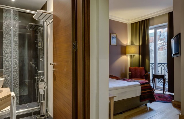 No11 Hotel & Apartments