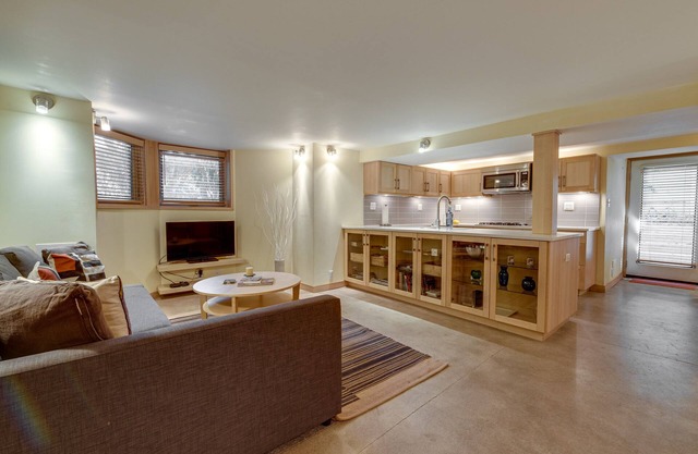 Nob Hill Deluxe Suite w/large kitchen - sleeps 4