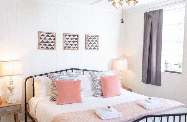 NoKno Flats The King Bed Suite ♚