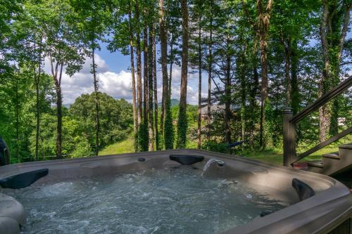 Nomad Retreat Pet-Friendly, Hot Tub & Mountain View