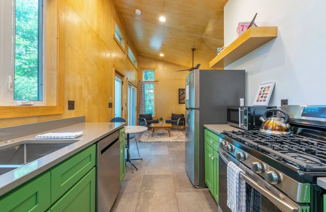 Nordic Eco Cottage - 1 Acre property & walk to Black Mountain