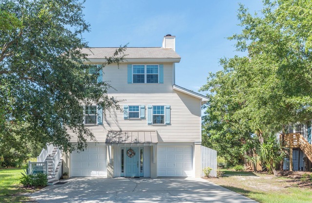 North End! Tidal Creek, Dock to launch kayaks, Hot tub, TWO screened porches