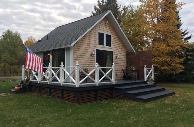 NORTHERN LIGHTS and LAKE SUPERIOR 1 bedroom beach Cottage 3 Mi From Calumet.