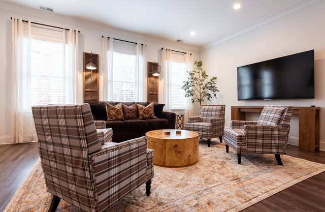 Norton, Bourbon Trail, Shops, Golf, Pets, Downtown Local Dining, Fully Loaded