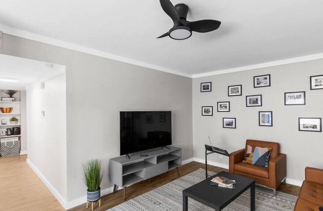 Norwood/Uptown Apt #5, near it all!