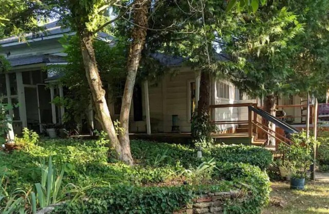Nostalgic 1800's Home, Pet Friendly!