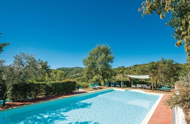 Not far from Gaiole (15 km) lies this vacation home (terraced house) in a small medieval borgo, surr