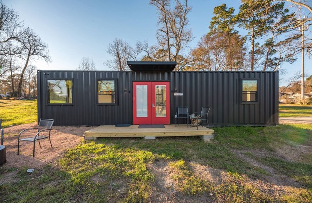 Notorious P.I.G: 2 mins to Lake Conroe! Heated Pool, Fire Pit, Stocked Ponds
