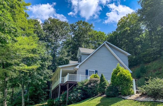 NOW BOOKING - HILLSIDE HIDEAWAY 3BR/2BA VACATION RENTAL W/WIFI & GAS LOGS!