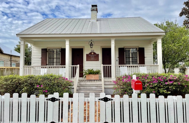 nThe MTR Cottage - Downtown Garden Elegance
