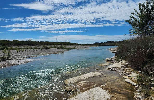 Nueces River Front Cottage, 2 bedroom with all the comforts.