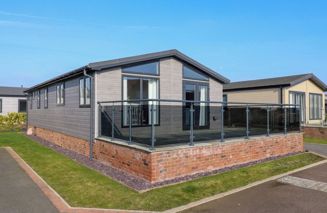 NUMBER 43 THE POPLARS, pet friendly, with a garden in Burnham Market