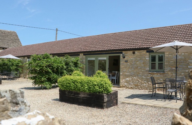 NUTCHAT BARN, with a garden in Burford