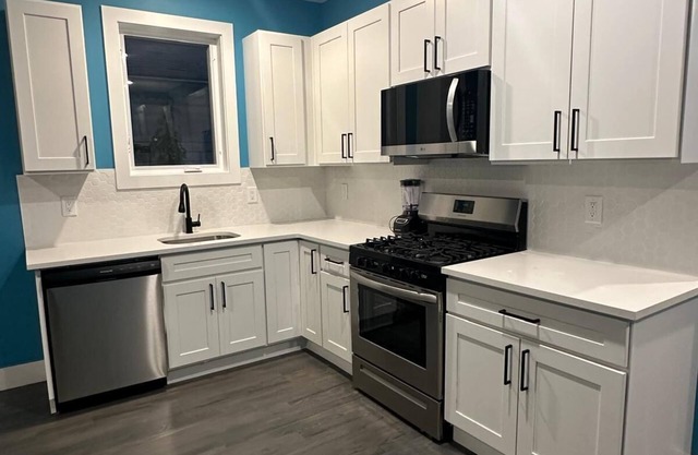 NWK 627 FLOOR 2 WITH 3 BEDROOMS AND TWO TOILETS