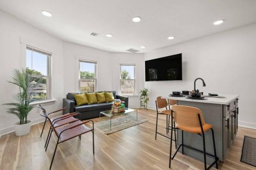 NYC Access 4BR Duplex Sleeps 10, Free Parking